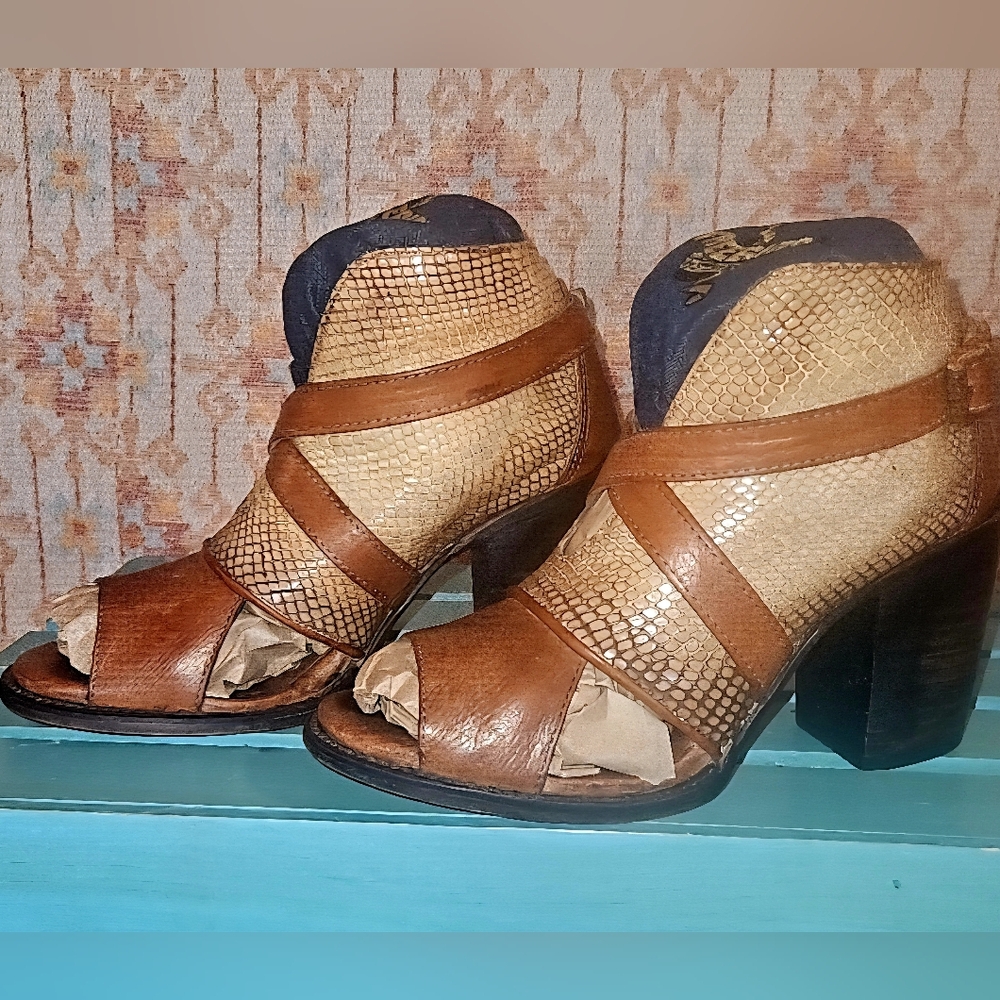 Freebird Rattl size 9 boho western sandal bootie snakeskin print